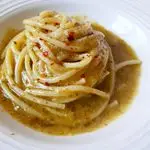Ricetta Spaghetti in salsa di aglio, olio, peperoncino, acciughe e pane integrale!💛💛💛