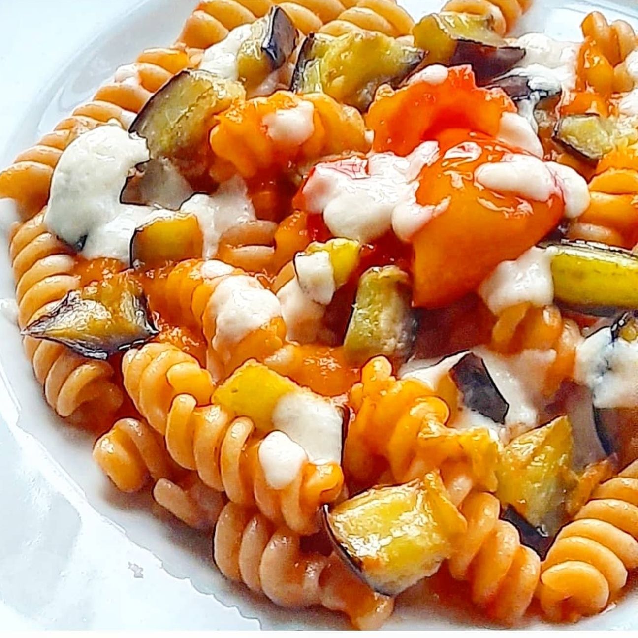Fusilli in crema di datterino, melanzane e fondente di ricotta salata❤!