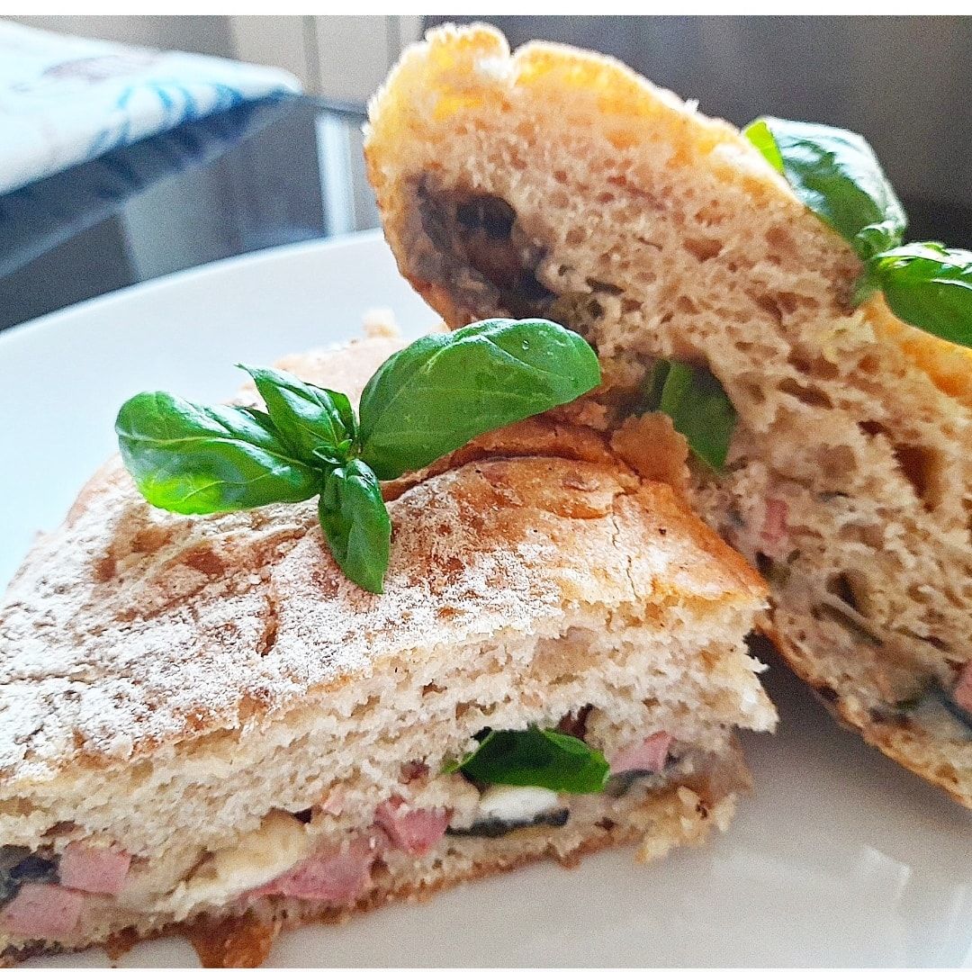 Panfocaccia ripieno di verdure, basilico e mortadella!💚💚💚