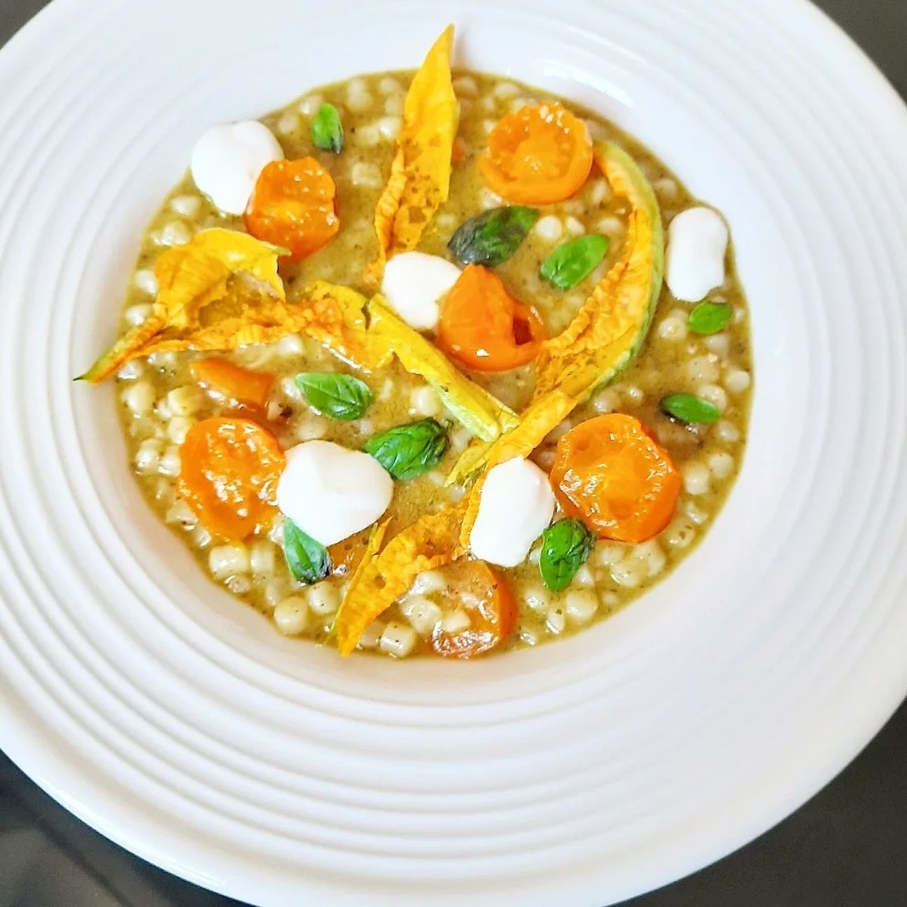 Fregula pesto di fiori di zucca, datterino arancione, cremoso di ricotta e olio al basilico!💛💛💛
