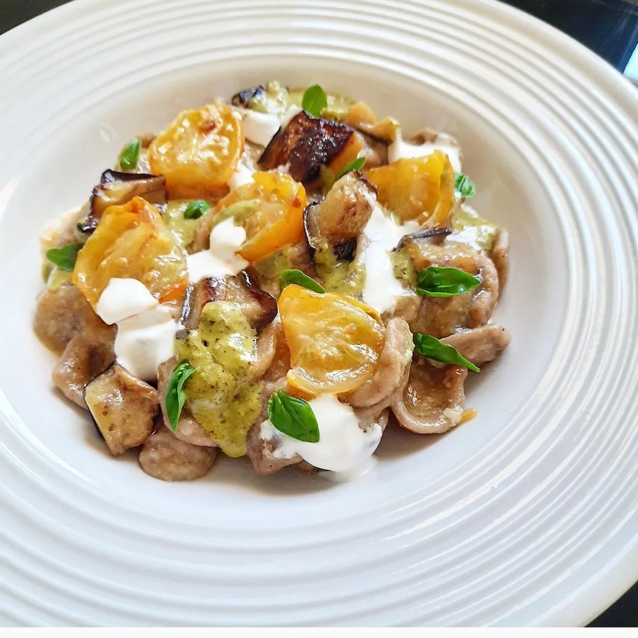 Orecchiette di grano arso, datterino giallo, melanzane, pesto di basilico e ricotta!💛💛💛
