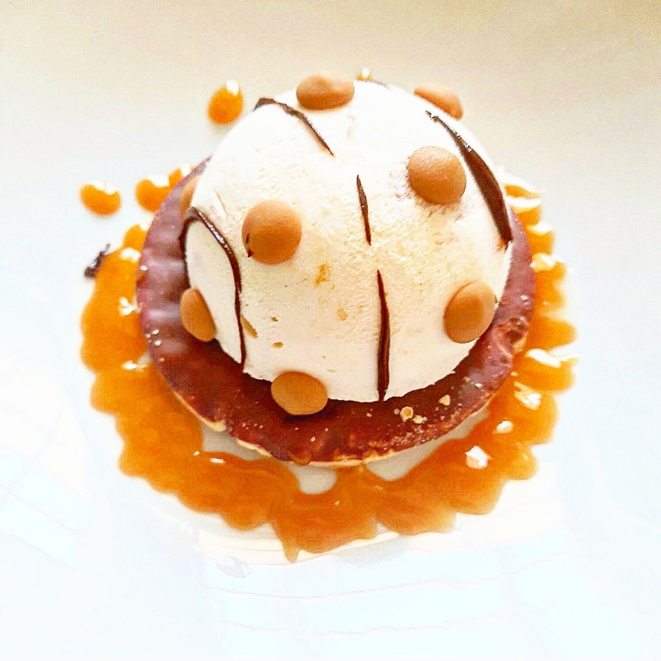Semisfera al cioccolato bianco e caramello, crema di nocciole e salsa allo zabaione!