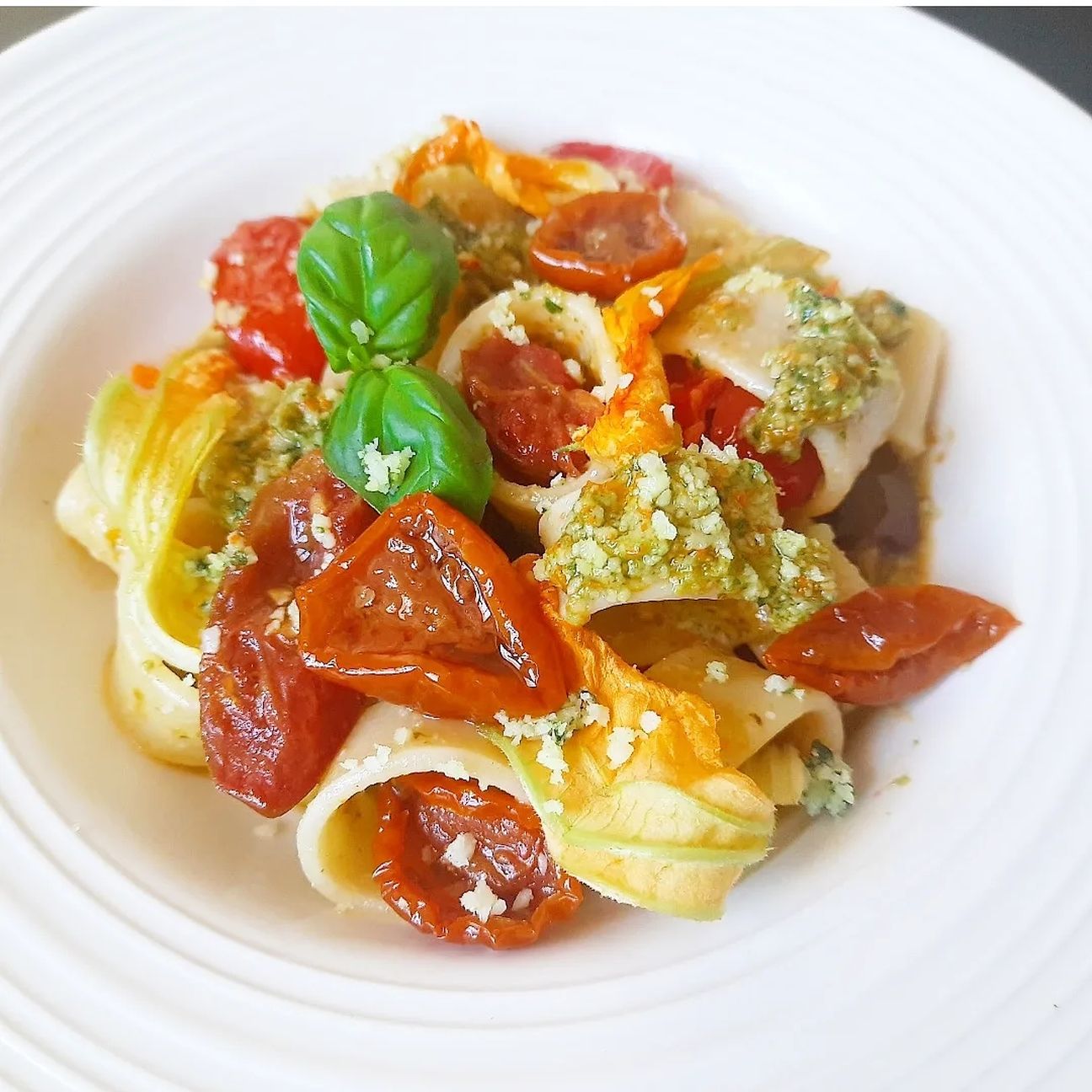 Calamarata, pomodoro ciliegino, pesto di zucchine e parmigiano al basilico!💛💛💛