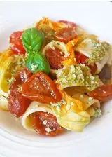 Ricetta Calamarata, pomodoro ciliegino, pesto di zucchine e parmigiano al basilico!💛💛💛