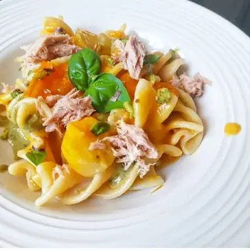 Ricetta Fusilloni, datterini gialli e arancioni, tonno e pesto di pistacchi!💛💛💛 di dianacorradetti