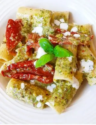 Ricetta Rigatoni pesto, pomodori secchi e cremoso di ricotta di bufala!💚💚💚 di dianacorradetti