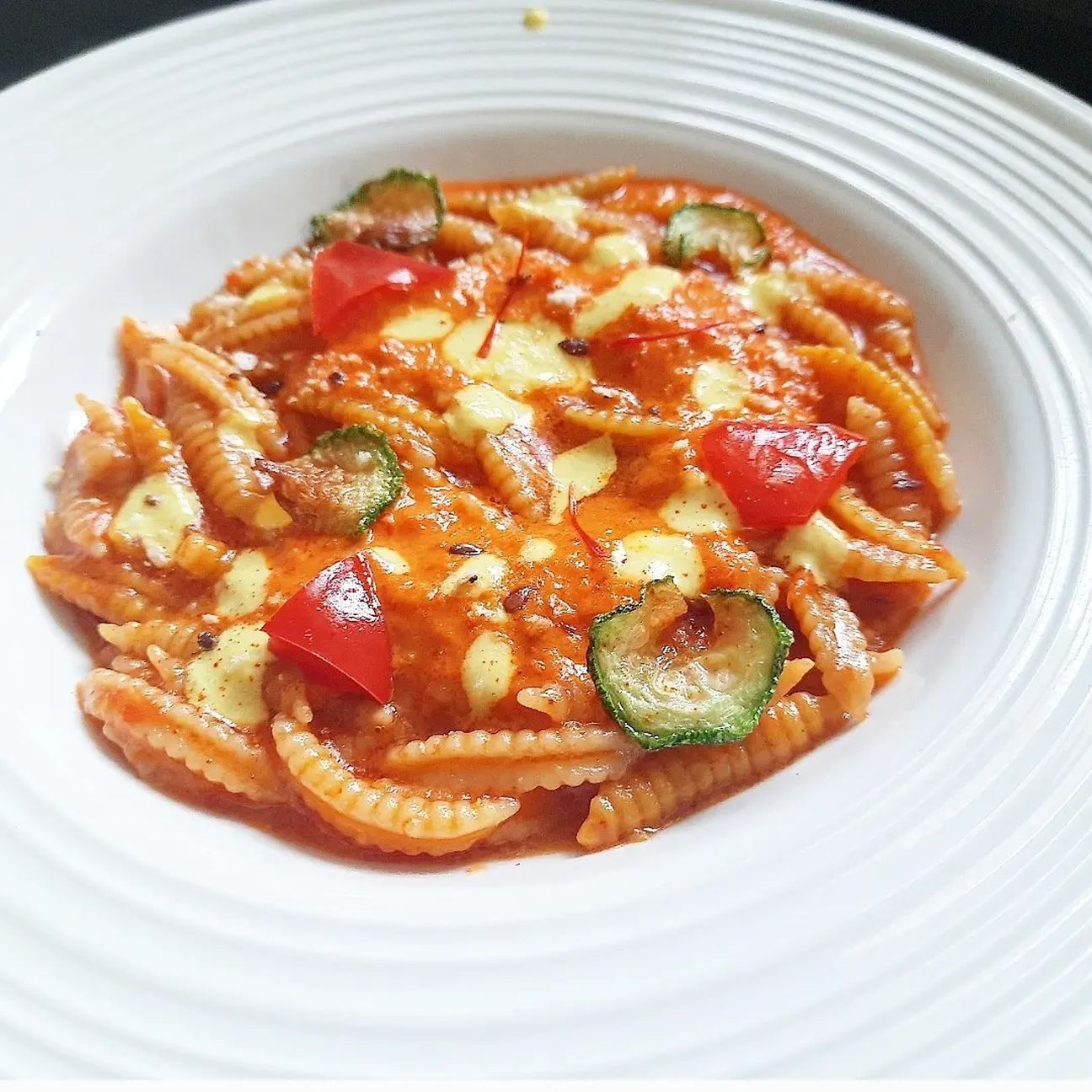 Malloreddus in crema di peperoni, salsa allo zafferano,chips di zucchine e semi di papavero!❤