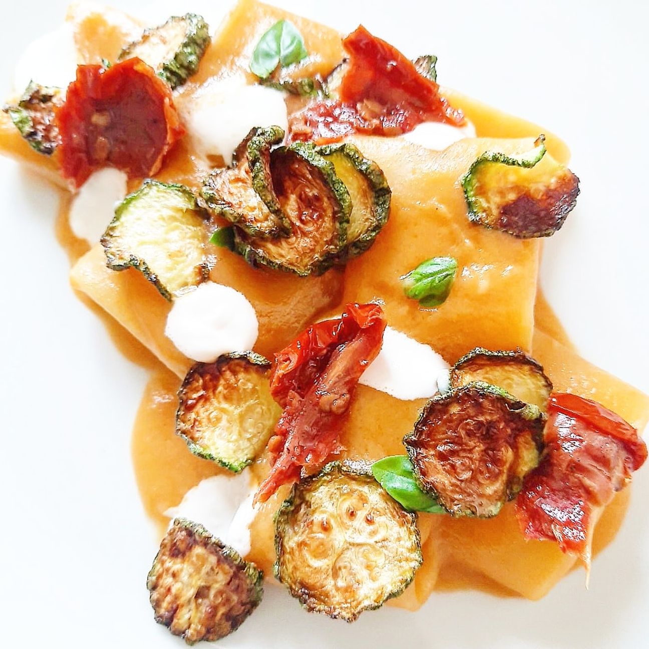 Mezzi paccheri in crema di datterino giallo, zucchine, pomodori secchi e cremoso di ricotta!💛💛💛