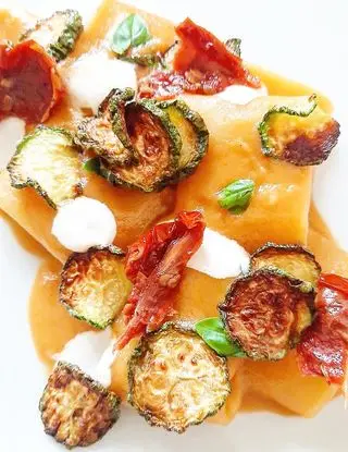 Ricetta Mezzi paccheri in crema di datterino giallo, zucchine, pomodori secchi e cremoso di ricotta!💛💛💛 di dianacorradetti