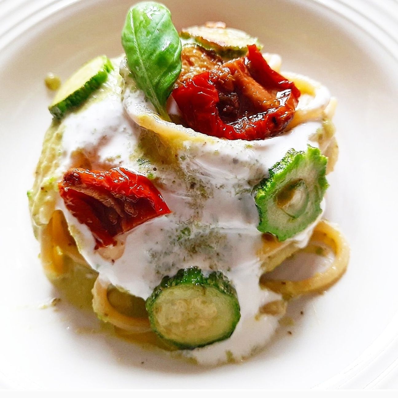 Spaghetto alla chitarra crema di parmigiano, zucchine e pomodori confit!💛