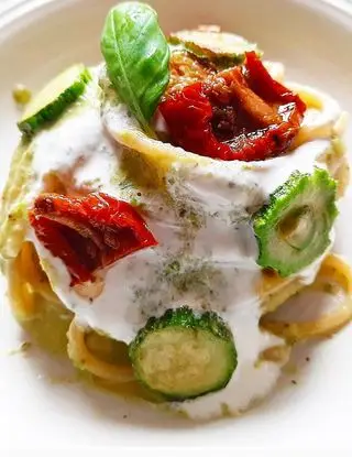 Ricetta Spaghetto alla chitarra crema di parmigiano, zucchine e pomodori confit!💛 di dianacorradetti