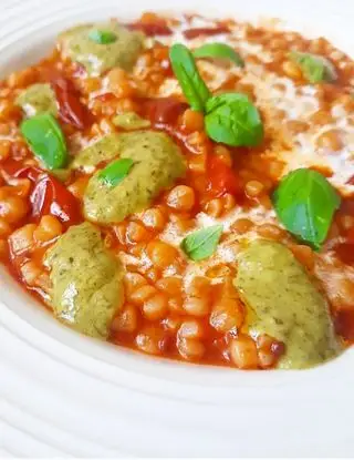 Ricetta Fregula in crema di pomodoro ciliegino, pesto di basilico e fondente di bufala!❤ di dianacorradetti