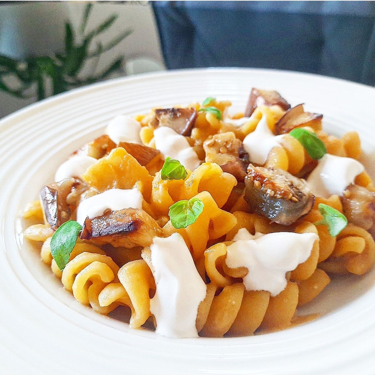 Fusilli zafferano, melanzane, crema di parmigiano e basilico!💛💛💛