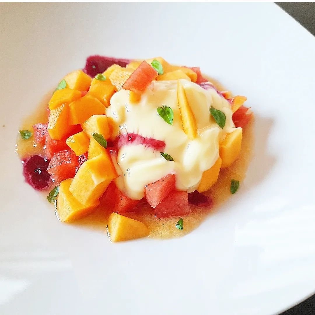 Macedonia di anguria e albicocca su sorbetto di ananas,melone , crema vaniglia,salsa di visciole!😍