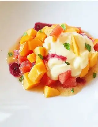 Ricetta Macedonia di anguria e albicocca su sorbetto di ananas,melone , crema vaniglia,salsa di visciole!😍 di dianacorradetti