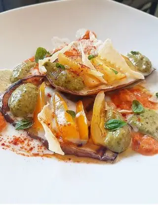 Ricetta Melanzane grigliate, crema allo yogurt, salsa peperone paprika e tabasco pesto e datterino giallo!🧡 di dianacorradetti