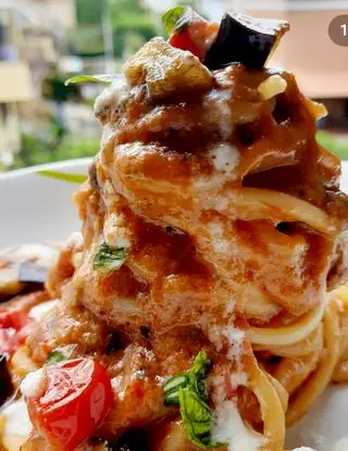 Ricetta Spaghetto pesto di melanzane, pomodorini, crema di ricotta salata e olio al basilico!❤❤❤ di dianacorradetti