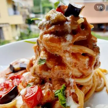 Ricetta Spaghetto pesto di melanzane, pomodorini, crema di ricotta salata e olio al basilico!❤❤❤ di dianacorradetti