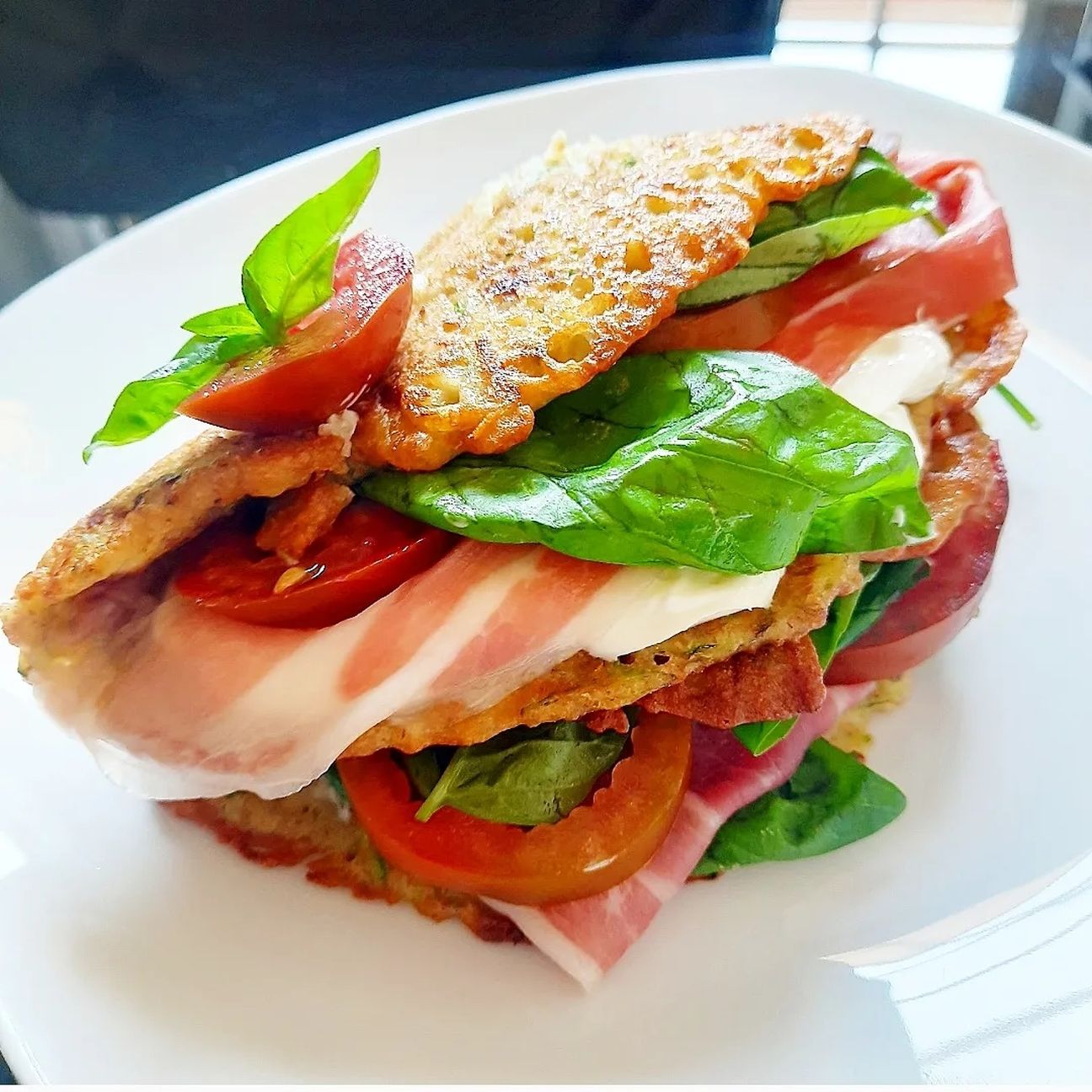 Pancakes alle zucchine senza uova, con crudo di parma, philadelphia, pomodoro e basilico!💚💚💚