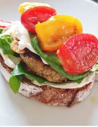 Ricetta Bruschetta di pane ai cereali, burger di melanzane e zucchine,philadelphia, datterini e basilico!❤ di dianacorradetti