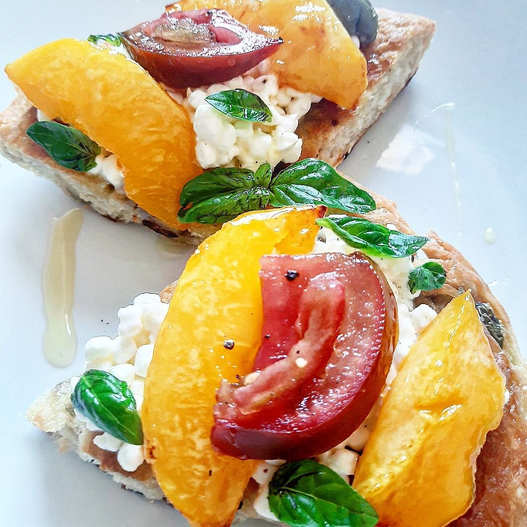 Focaccia alle olive, fiocchi di latte, pesche gialle caramellate, pomodoro, miele e basilico!💛
