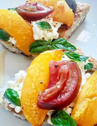 Ricetta Focaccia alle olive, fiocchi di latte, pesche gialle caramellate, pomodoro, miele e basilico!💛 di dianacorradetti