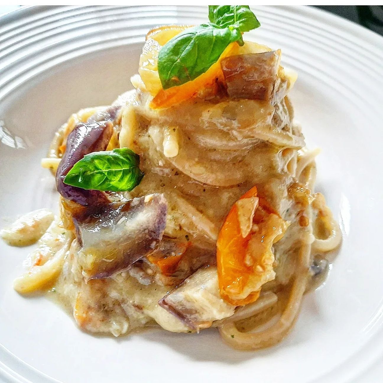 Spaghetti in crema di melanzane, datterino arancione e basilico!