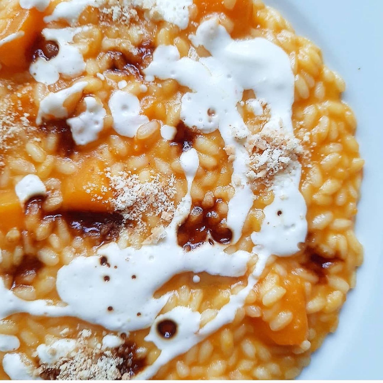 Risotto in crema di zucca, fonduta di parmigiano, polvere di amaretti e aceto balsamico!🧡🧡🧡