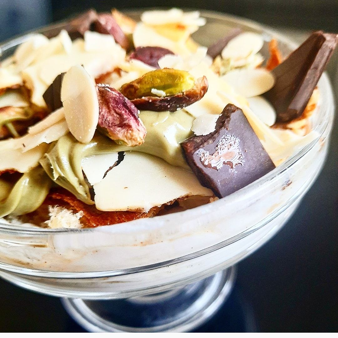 Coppa crema al cioccolato bianco e ricotta, pistacchio, mandorle e fondente!💚💚💚