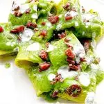 Ricetta Pacchero in crema di broccolo, salamino piccante, olive battute al coltello e caprino!💚💚💚