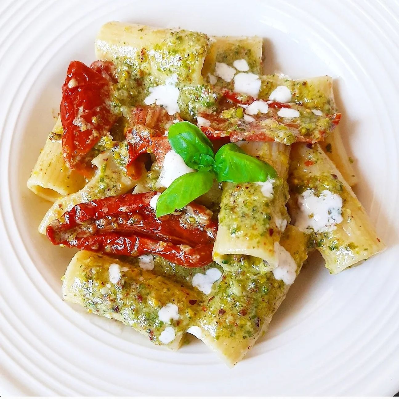 Rigatoni pesto di basilico, pomodori secchi e cremoso di ricotta di bufala💚💚💚!