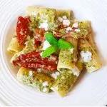 Ricetta Rigatoni pesto di basilico, pomodori secchi e cremoso di ricotta di bufala💚💚💚!