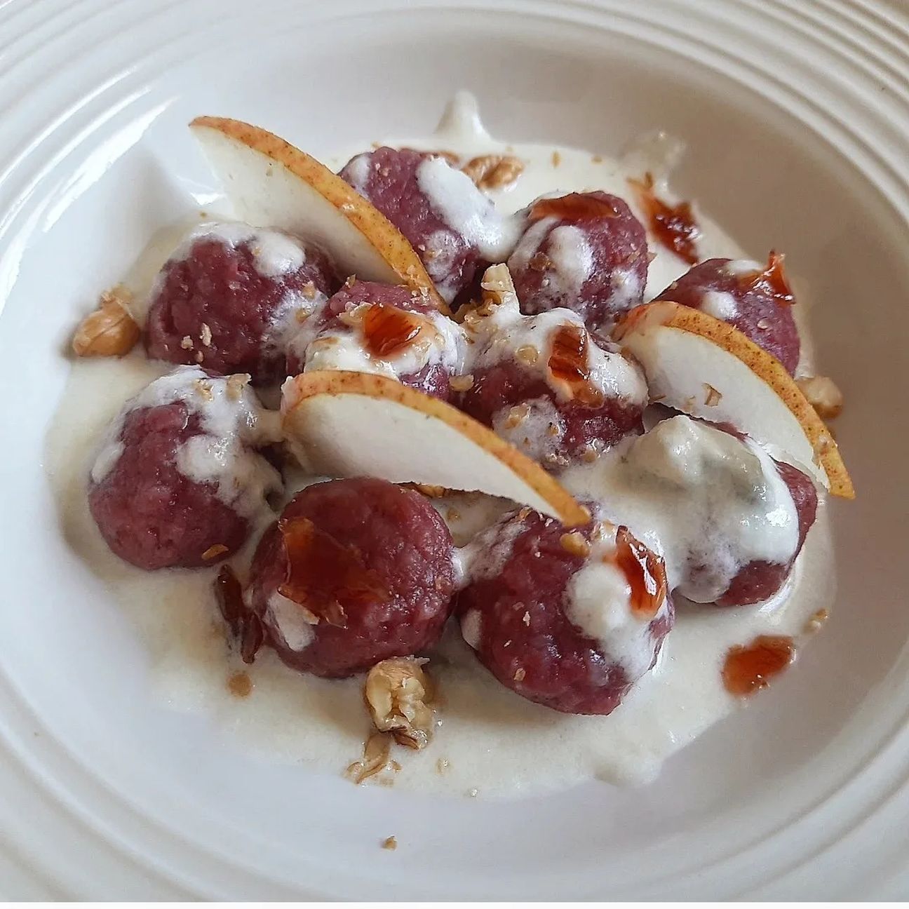 Gnocchi #mammaemma alla rapa rossa, fonduta di gorgonzola, pere, noci e cipolla rossa caramellata!💖