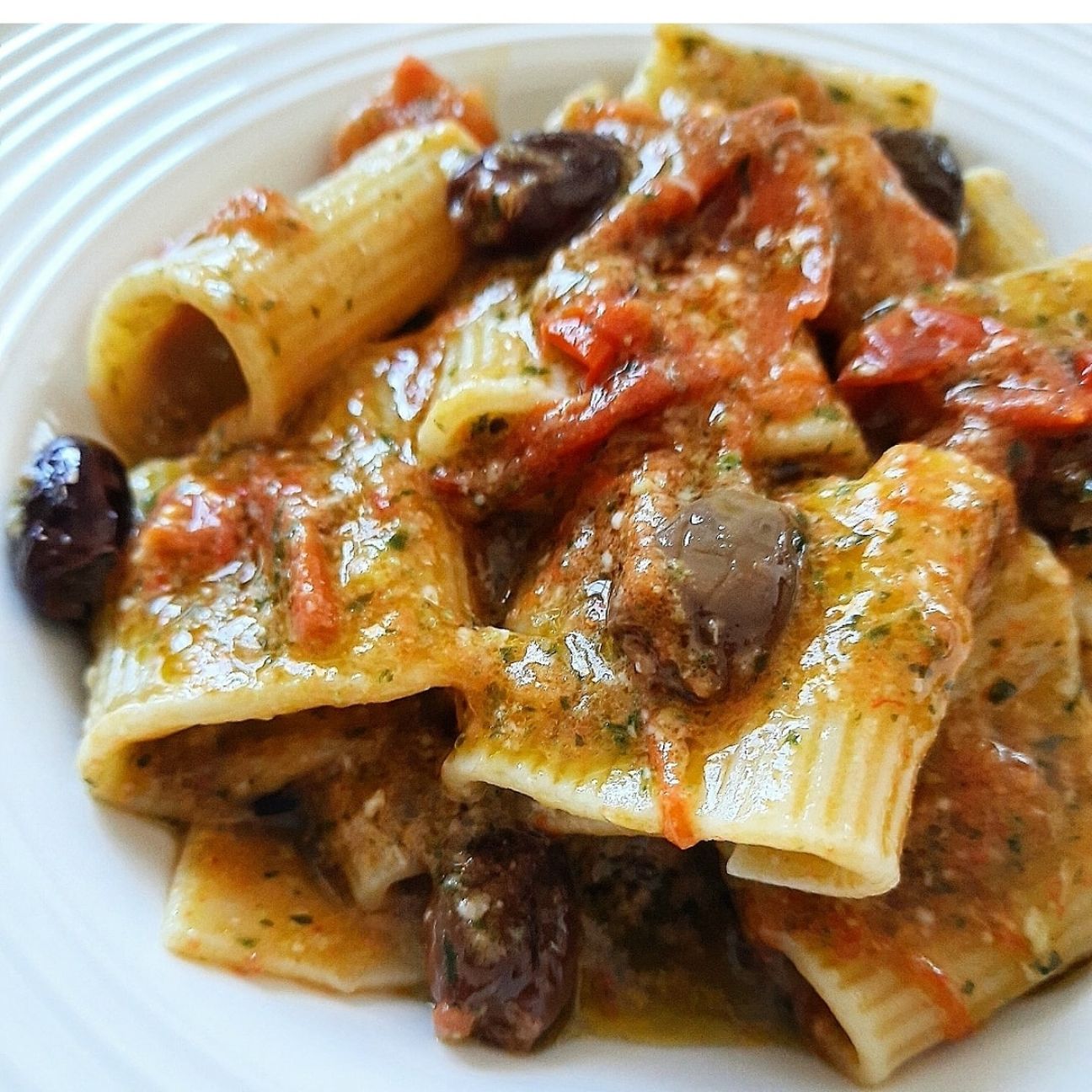 Mezzi rigatoni con pomodoro datterino, olive taggiasche, emulsione al basilico e pecorino!💚❤💚