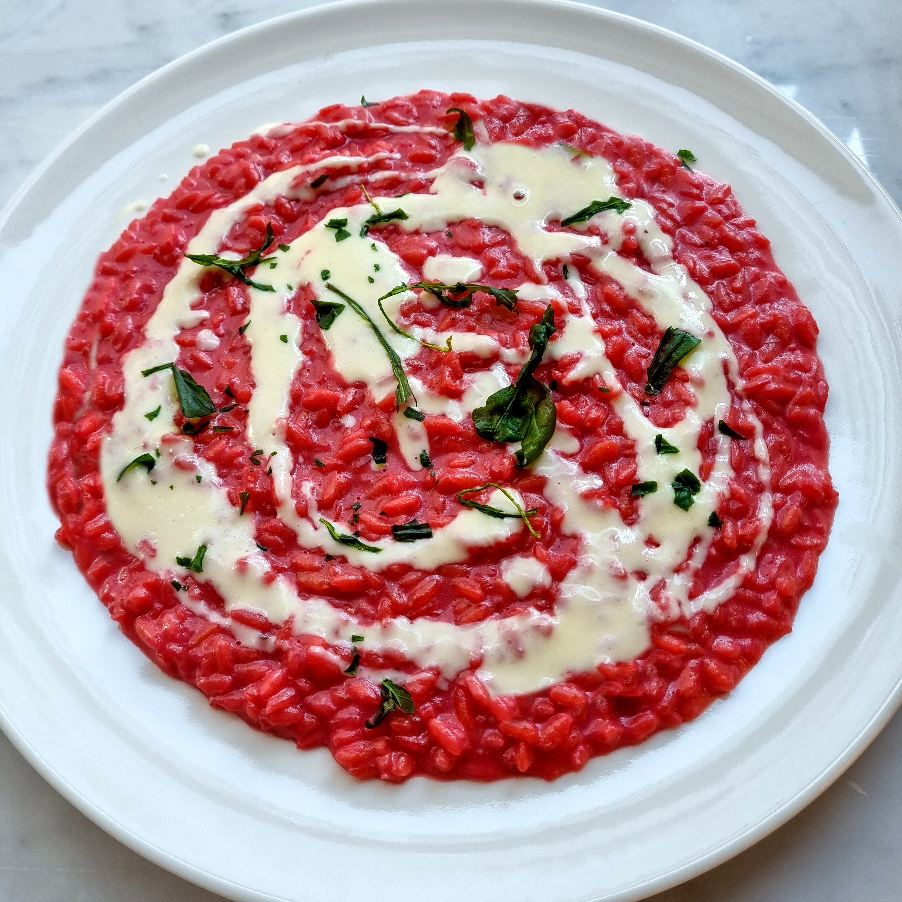 Risotto alla Barbabietola con Fiori eduli e Crema di Rosa Camuna – la  patata viola