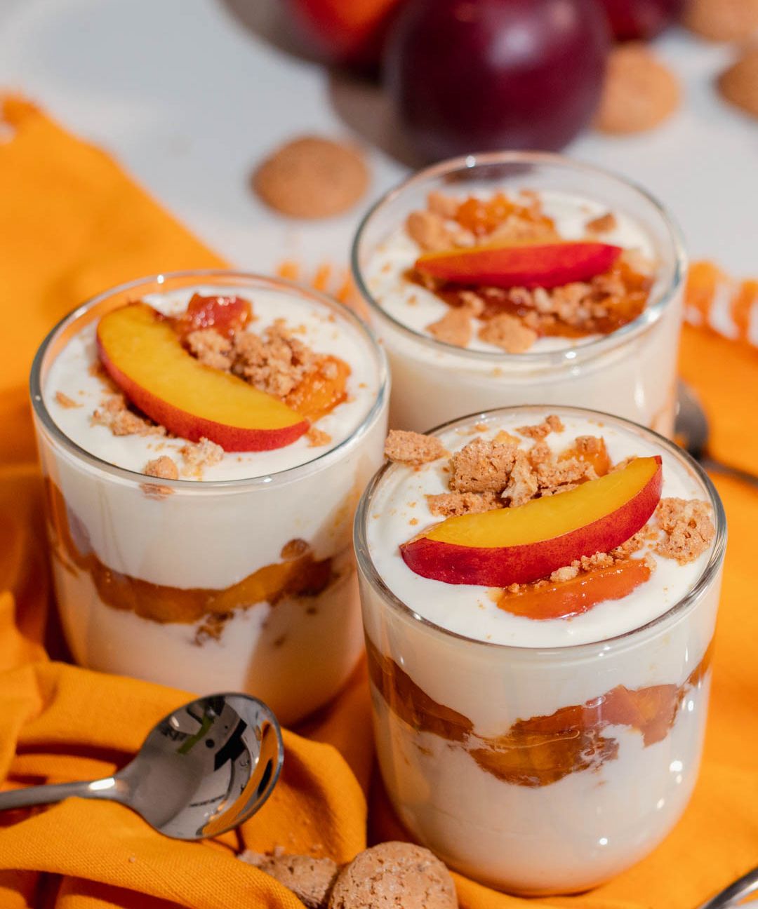 Mousse allo yogurt con pesche caramellate e amaretti