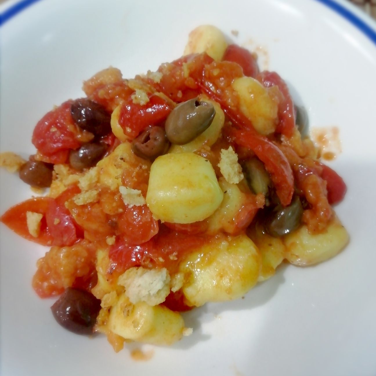 Gnocco con pomodorini caramellati e olive taggiasche più crumble di tarallo