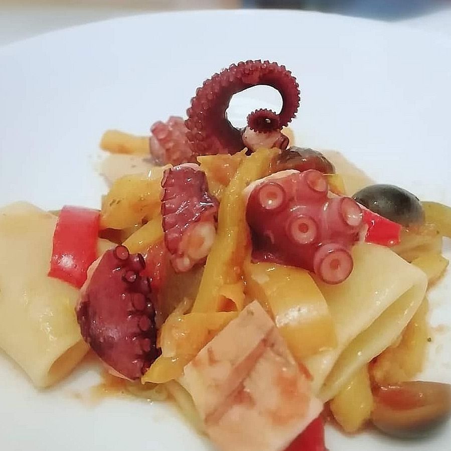 Pacchero con polipo , peperoni e olive