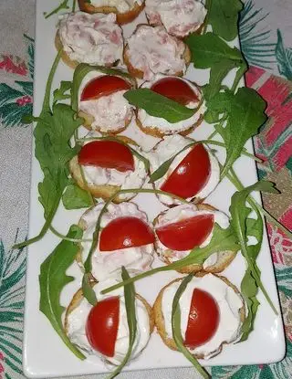 Ricetta Bruschette alle olive accompagnato con Philadelphia  al salmone con e senza pomodori e rucola di sere.coccinella88