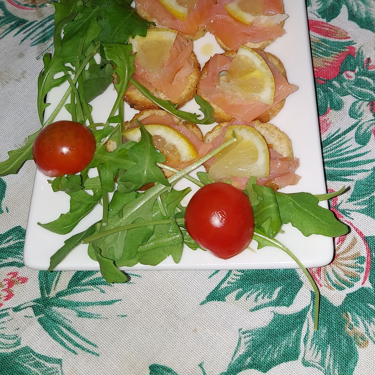 Bruschette alle olive con salmone affumicato e spicchi di limone