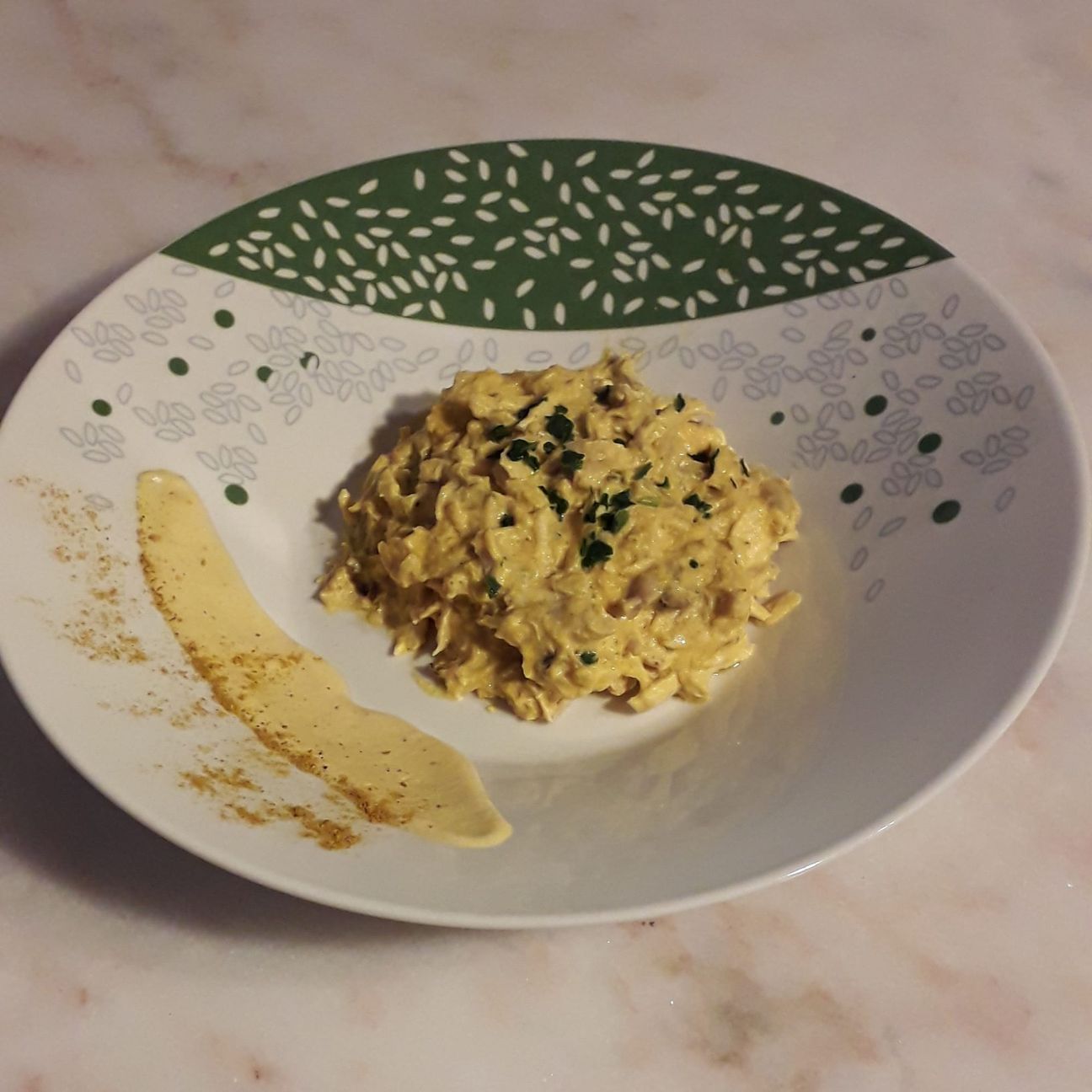 Pollo sfilacciato con crema di carote e curry