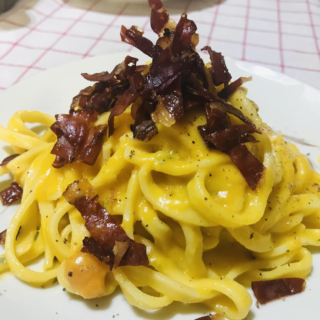 Troccoli con crema di arrosto e petali di speck croccanti
