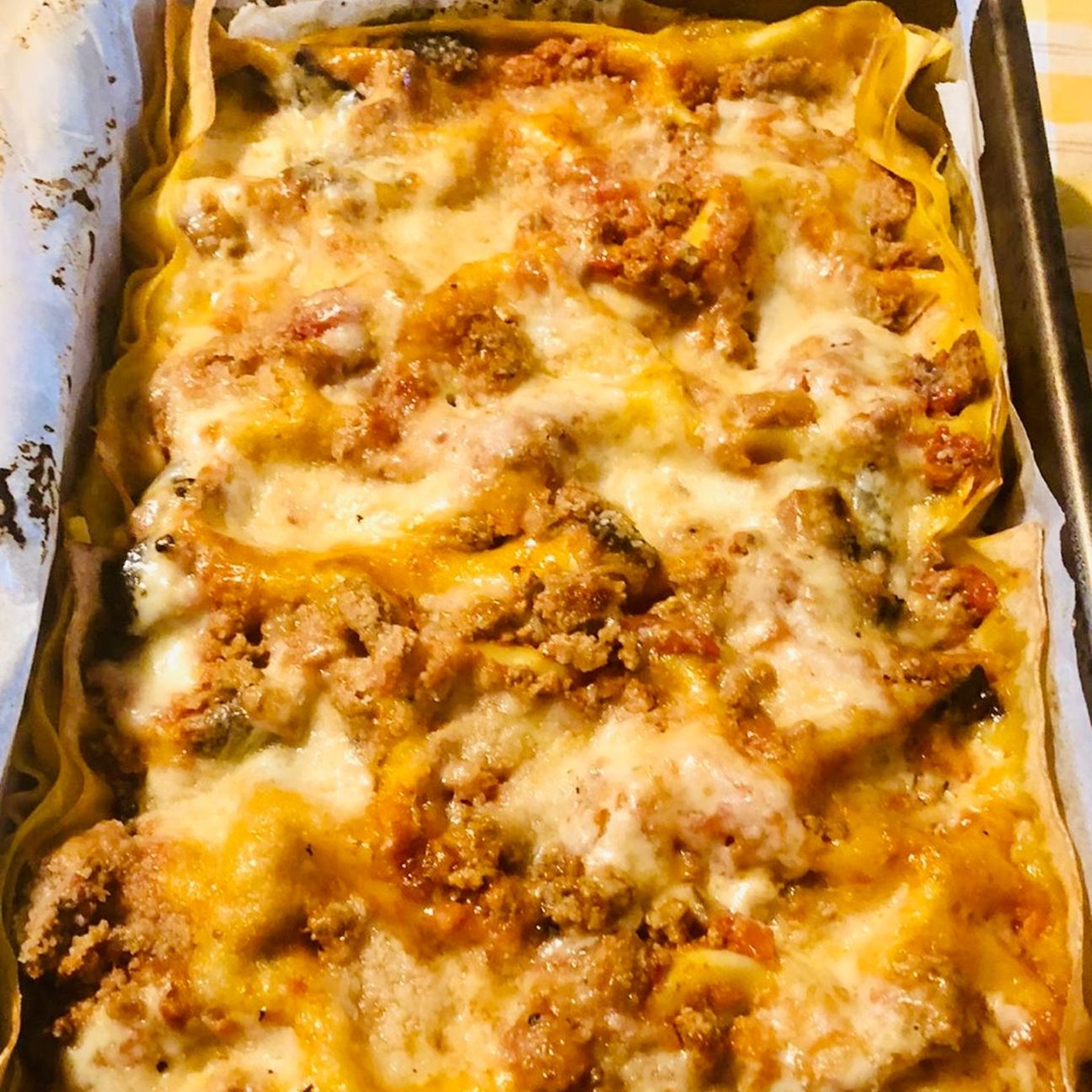 Pizza al ragù di salsiccia e cipolla caramellata