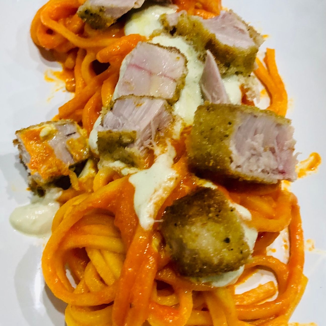 Troccoli con crema di peperoni, spuma di mozzarella e tonno croccante