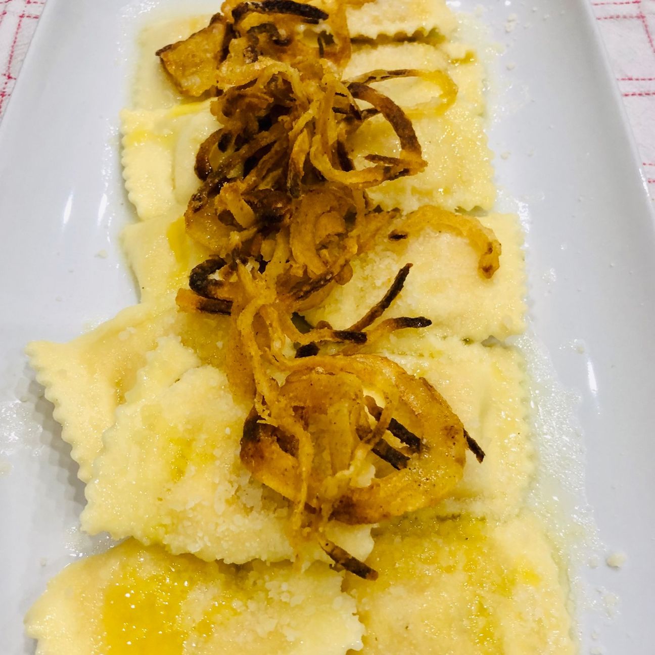 Ravioli di speck al profumo di salvia e cipolla croccante