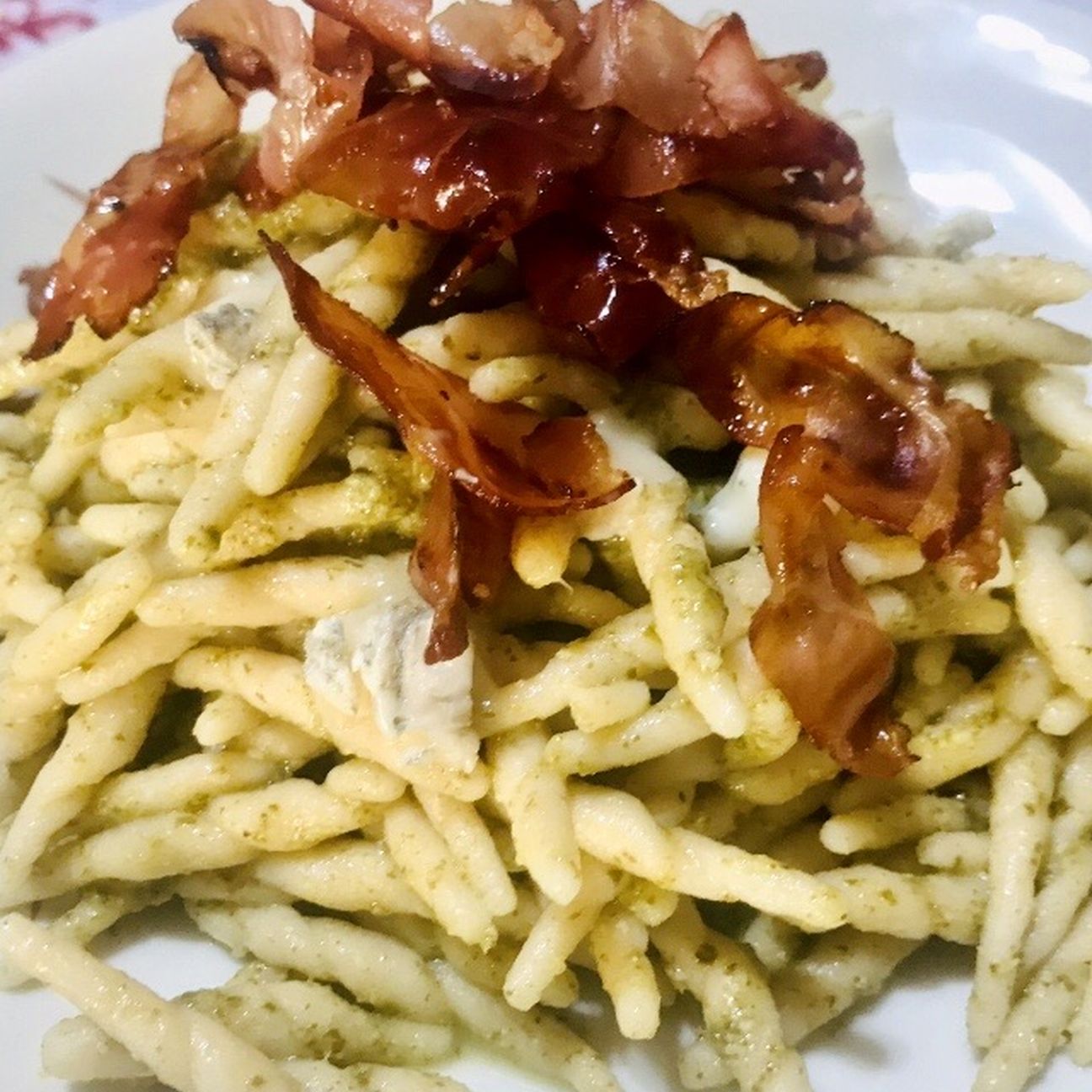 Strozzapreti pesto, gorgonzola e speck