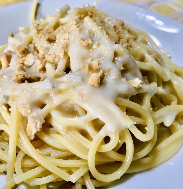 Spaghetto con crema di pomodorini gialli, gorgonzola e tarallo