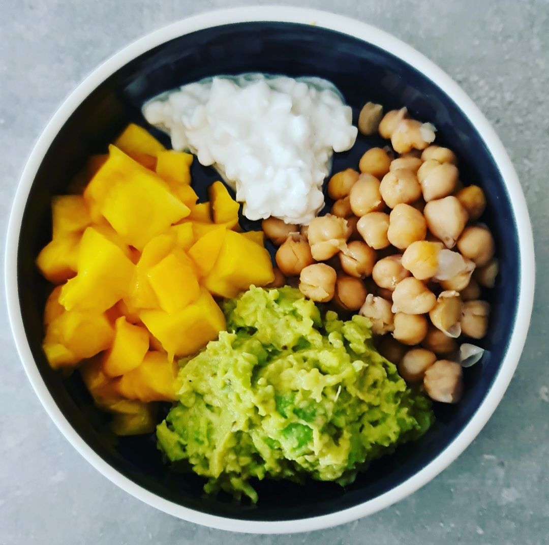 Insalata estiva con ceci, mango, avocado e cottage cheese