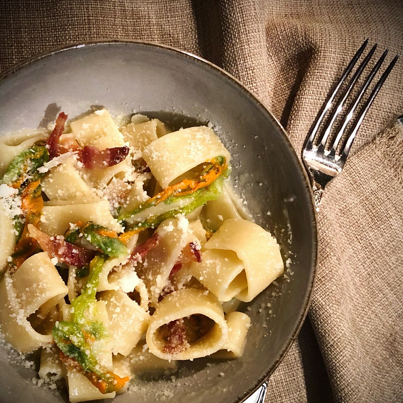 Cacio e pepe con fiori di zucca e guanciale