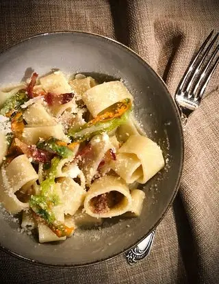 Ricetta Cacio e pepe con fiori di zucca e guanciale di Occhioallapentola